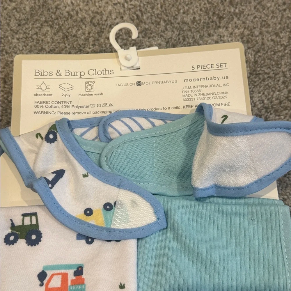 NWT Modern Baby 5 Piece Set Bibs and Burp Cloths